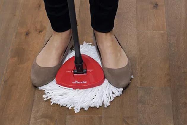how to remove the mop head from an o cedar mop